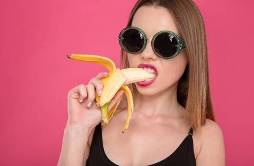 Девушки и фрукт, который заставляет мужскую фантазию...о-го-го-го-го.