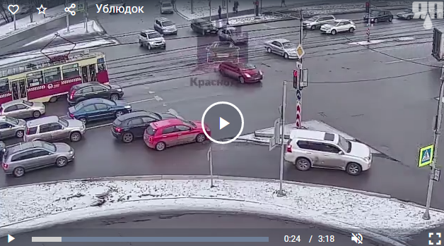 Автохам брызжет газом беременной девушке в Красноярске