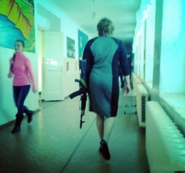 В Конотопе учитель силой выволок из класса срывавшую урок ученицу.