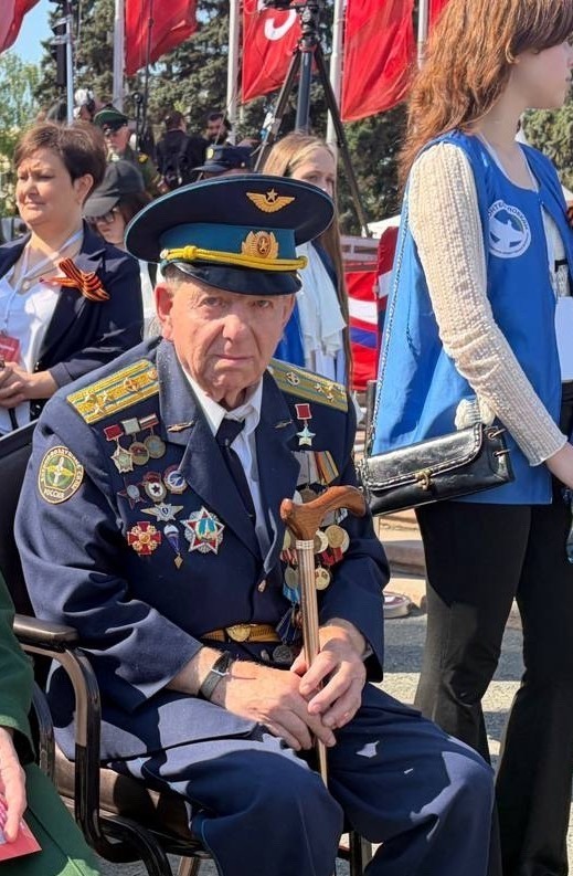 Эмоциональные кадры из Екатеринбурга: взрослые и дети подходят к 99-летнему ветерану, благодарят, жмут руку, некоторые кланяются.