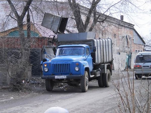 Дети пришли смотреть мусоровоз