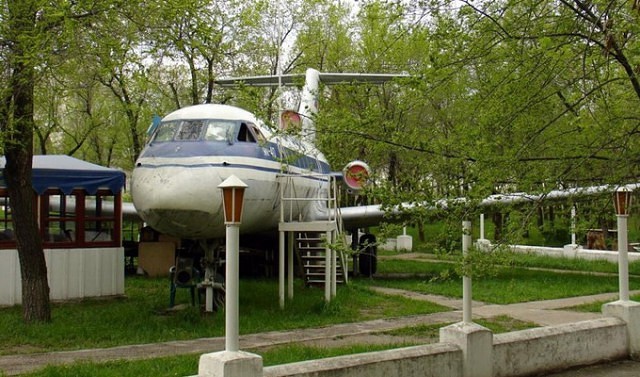 Самолет во дворе