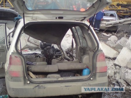 В Красноярске на прохожих рухнул башенный кран