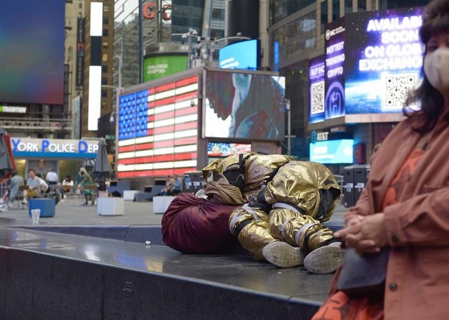 Нью-Йорк поражен волной бездомной преступности, поскольку бродячее население удваивается за 10 лет