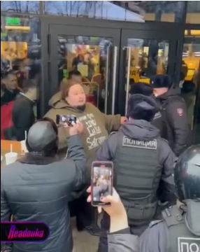 Пианист Лука Сафронов приковал себя к дверям Макдональдса, протестуя против его закрытия
