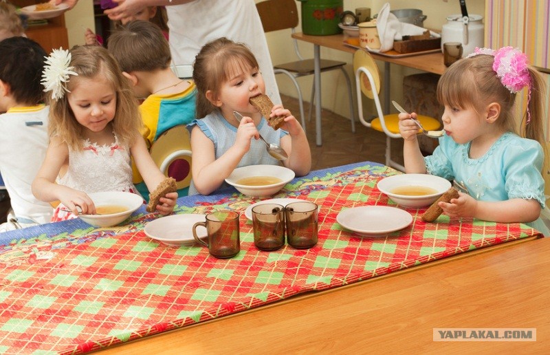 Что едят в садике. Дети кушают в детском саду. Обед в детском саду. Обед детей в детском саду. Ребенок завтракает в саду.