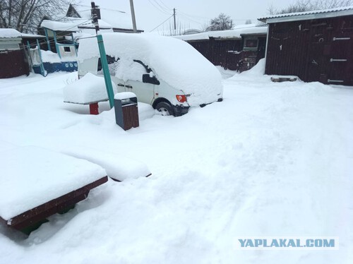 Уборка двора от снега и соседи в нашем доме.