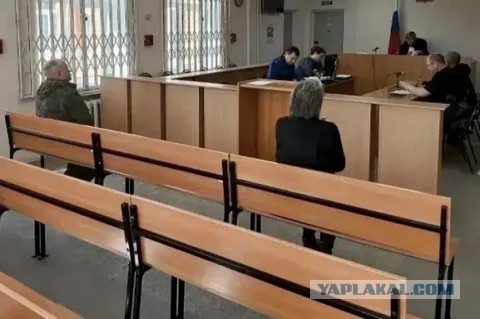 Житель Удмуртии пытался задушить военкома во время похорон участника СВО