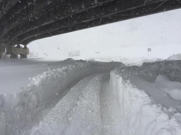 Buffalo, New York аномально занесло снегом.