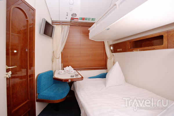 Зачем брать билеты на нижнюю полку в купе, если всё равно её надо уступать?