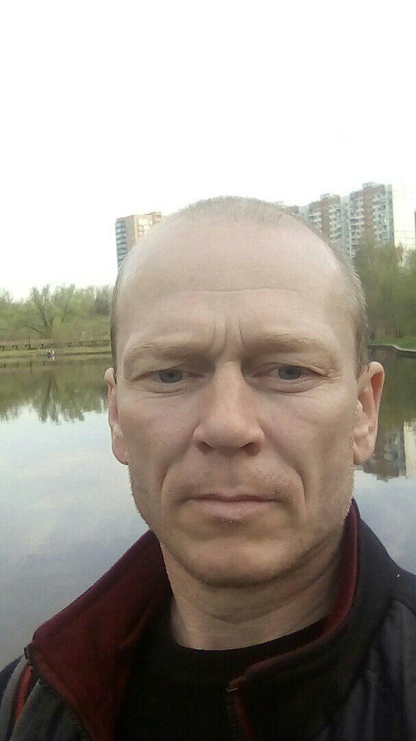 В Москве районе Очаково неизвестный мужчина ударил ножом в живот 11-летнюю девочку