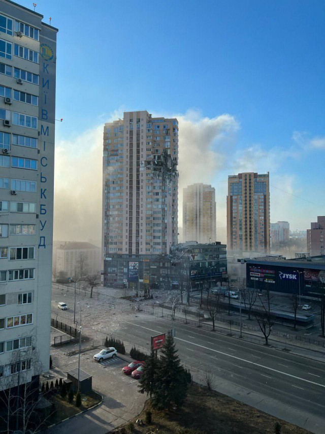 Попадание ракеты в жилой дом в Киеве