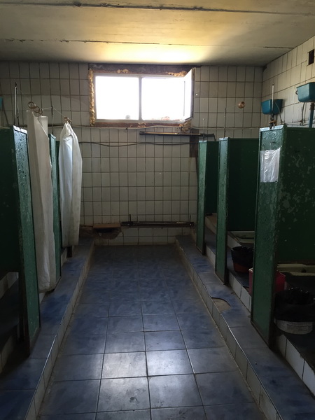 Вся жесть сурового Омского туалета на рынке