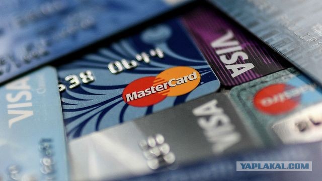 Россияне стали массово отказываться от банковских карт