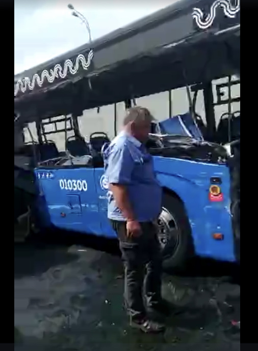 В Москве на Боровском шоссе грузовик столкнулся с автобусом