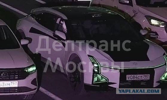 Машина въехала в толпу пешеходов и скрылась с места ДТП на Бережковской набережной в Москве