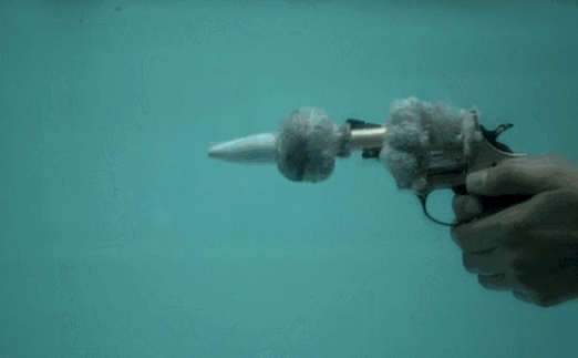 Выстрел из револьвера под водой