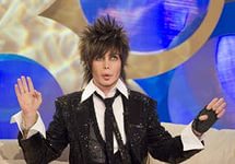 Самка орангутанга сама себе "пошила платье"