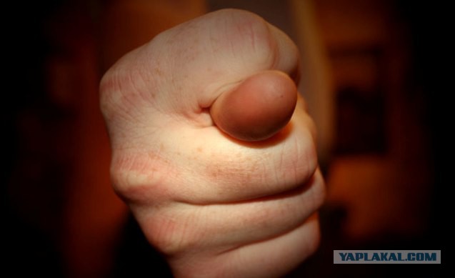 Грудь крючком скручивается!