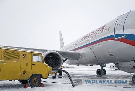 В Тюмени пассажиры в истерике покинули самолёт из-за заглохшего двигателя