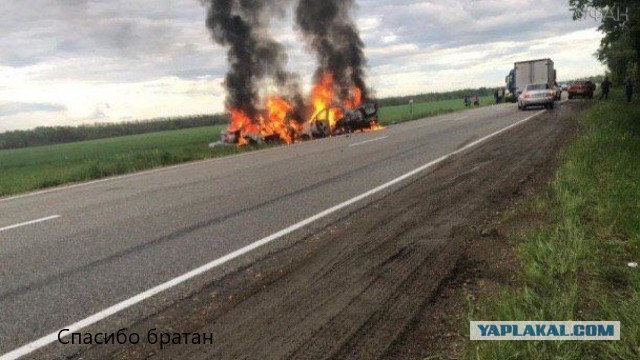 В Оренбурге парни с камерами "треногами" борются