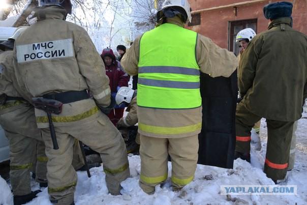 В Кирове кран упал на жилой дом