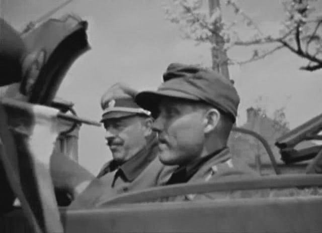 Негодяй кинул цветы в памятник Сталина