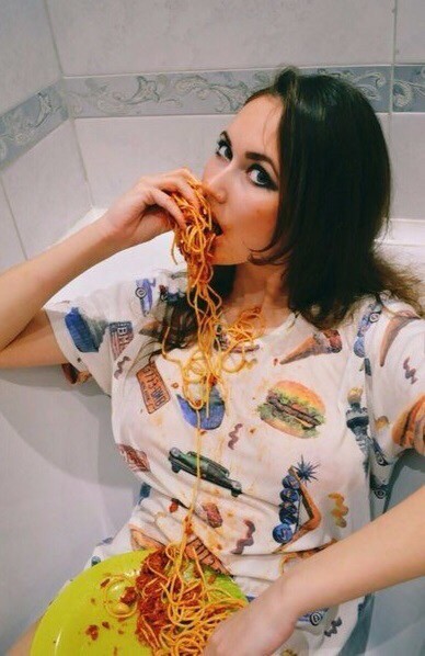 Давай я тебя ещё вот в этой позе сфоткаю