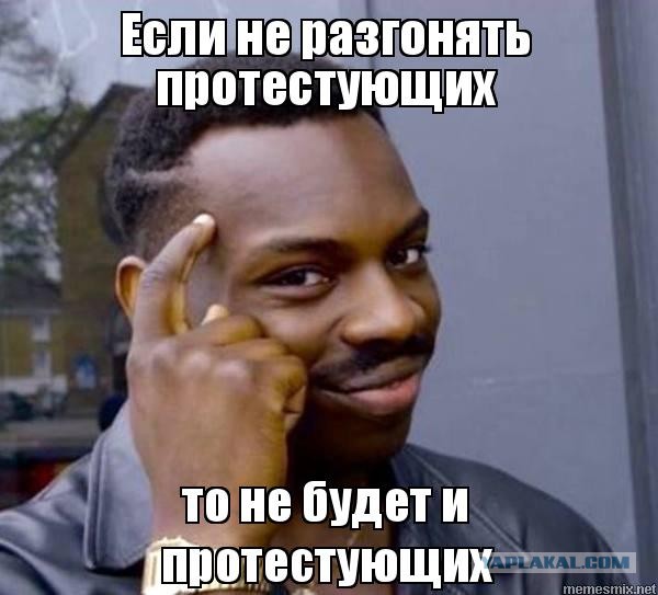 В одном белорусском городе, Кобрине, ОМОН опустил щиты и перестал разгонять протестующих