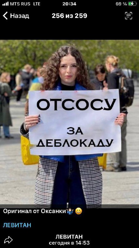 Группа украинских военных вышла из «Азовстали» с белым флагом.