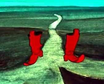 Ёж-воришка отжал еду у кота в Подмосковье