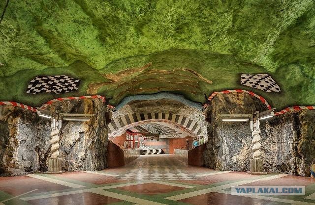 Подземные дворцы вместо «дыр в земле»: чем московское метро шокирует иностранцев?