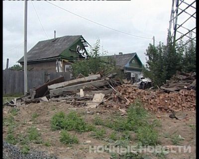 Девушка на BMW X5 врезалась в крышу частного дома