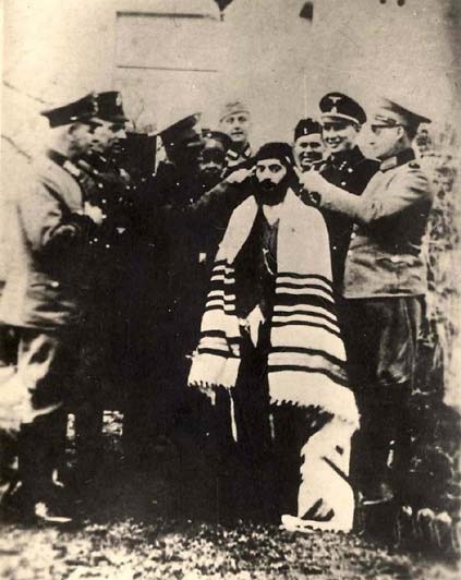 Очевидцы публикуют видео из центра Вены, где, как сообщают местные СМИ произошло нападение на синагогу