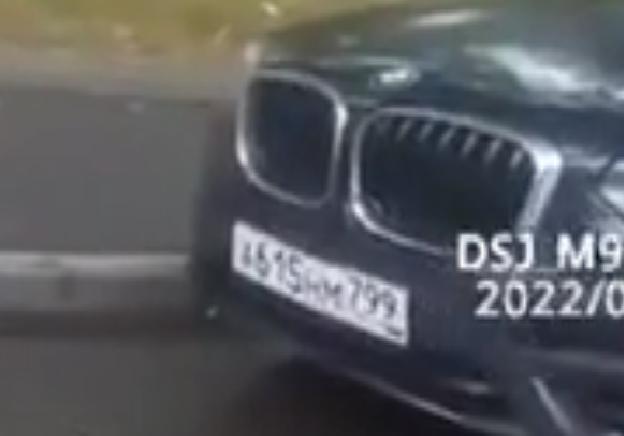 Девушка сфотографировала авто с закрытыми номерами