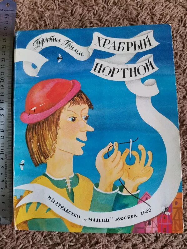 Самая крутая книга о динозаврах — американская Encyclopedia Historica Dinosaurs из 2005 года. Все ящеры и окаменелости в ней всплывают из страниц.