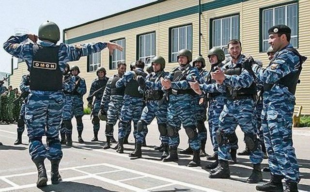 "Синтоловому качку" пообещали оторвать "руки-базуки" за лезгинку, которую он станцевал в трусах