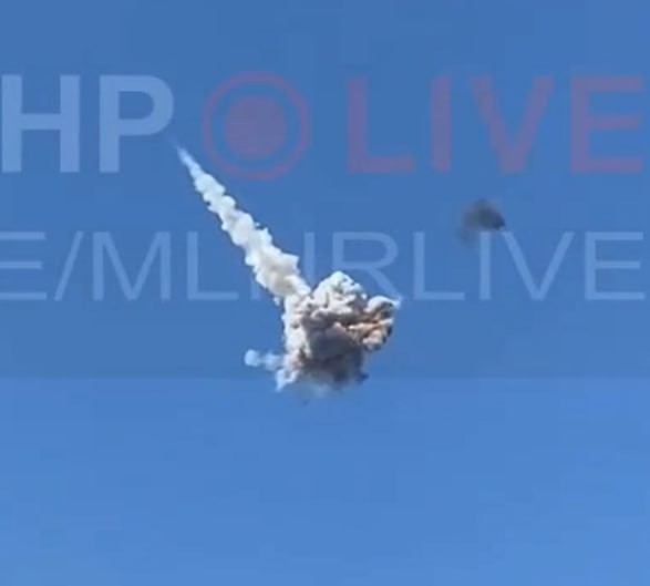 Детонация сбитой ракеты SCALP-EG в небе над пригородом Луганска