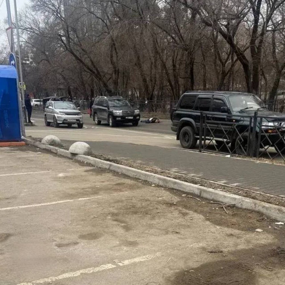 В Хабаровске «Гелендваген» попытался проскочить перекресток на красный свет, но столкнулся с «Тойотой».