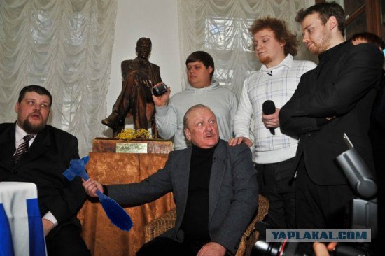 Гибридное устройство - молоток и щетка