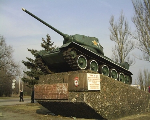 Вновь тверк на фоне военного мемориала