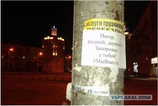 Вопреки всему: киевляне несут цветы к российскому посольству