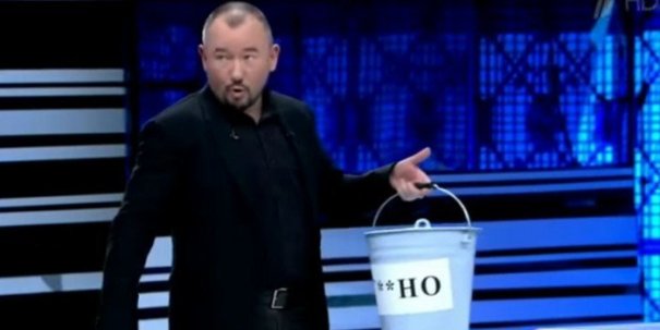 Подростки заставили девушку на камеру вылизывать их обувь