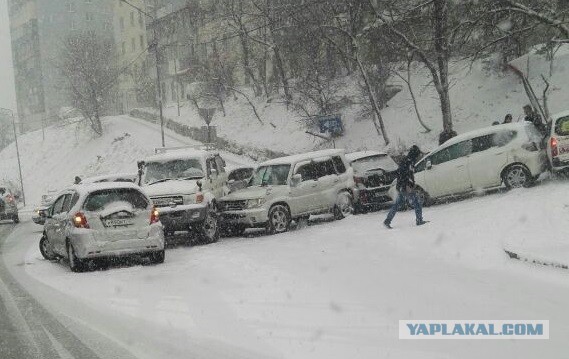 На Сахалине от берега оторвало льдину. Рыбакам пришлось бежать