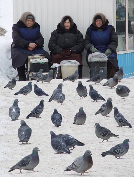 -Тебе в карман, сынок, или в кулёк..?