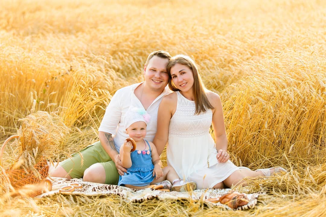 труд на даче. труд в огороде. семья фермеров. семья земля урожаи. семья с урожаем.