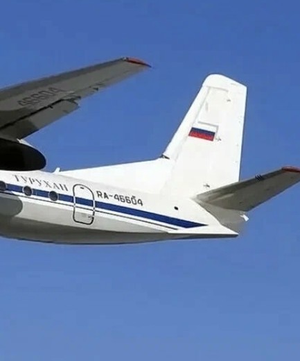 Пассажирский самолет из Тюмени на одном винте совершил аварийную посадку в ЯНАО
