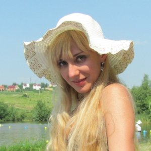 Дамы в шляпках и купальниках