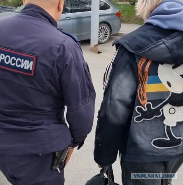 «Работает на Украину». В Екатеринбурге женщину задержали за куртку с Микки Маусом