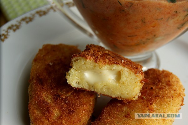 Картофельные палочки (котлеты) с сыром, И томатно-чесночным соусом